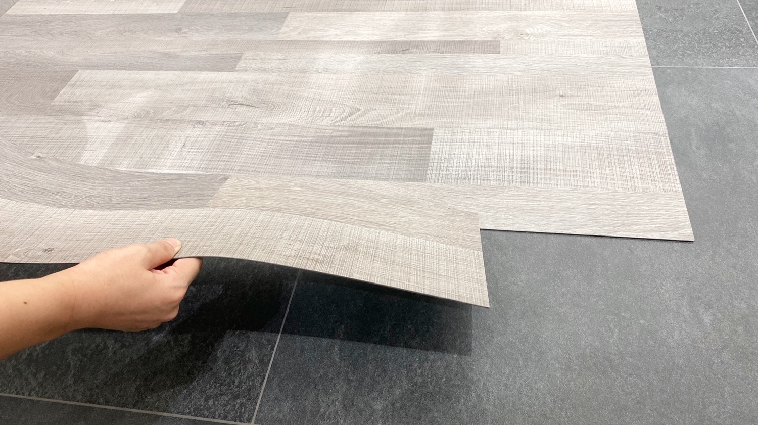 So verlegen Sie den LVT- und SPC-Bodenbelag - Cocorosa Surfaces Co., Ltd.